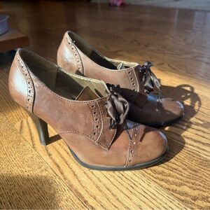 Tribeca by Kenneth Cole Brown Heels with Ribbon Detail